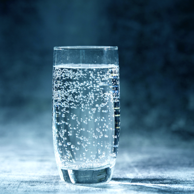 Fontaine réseau à eau gazeuse pétillante (carbonatation à froid) pour entreprises et particuliers par Laguneo